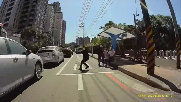 其中1名女童已衝出，見到機車頓時大驚失色。翻攝自臉書社團八里