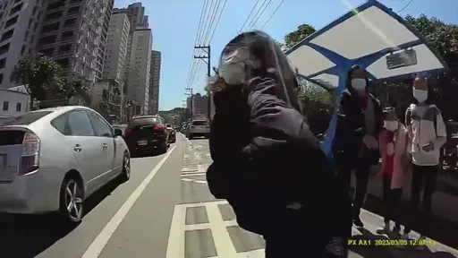 女童衝出馬路要搭公車　騎士嚇壞急煞險撞上　驚魂畫面曝光