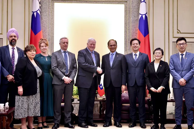 游錫堃接見台英國會小組訪團，時代力量立委陳椒華、民眾黨立委邱臣遠及國民黨立委江啟臣也到現場。林林攝