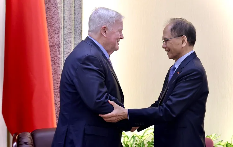 游錫堃（右）與台英國會小組主席史都華（左）展現良好互動。林林攝