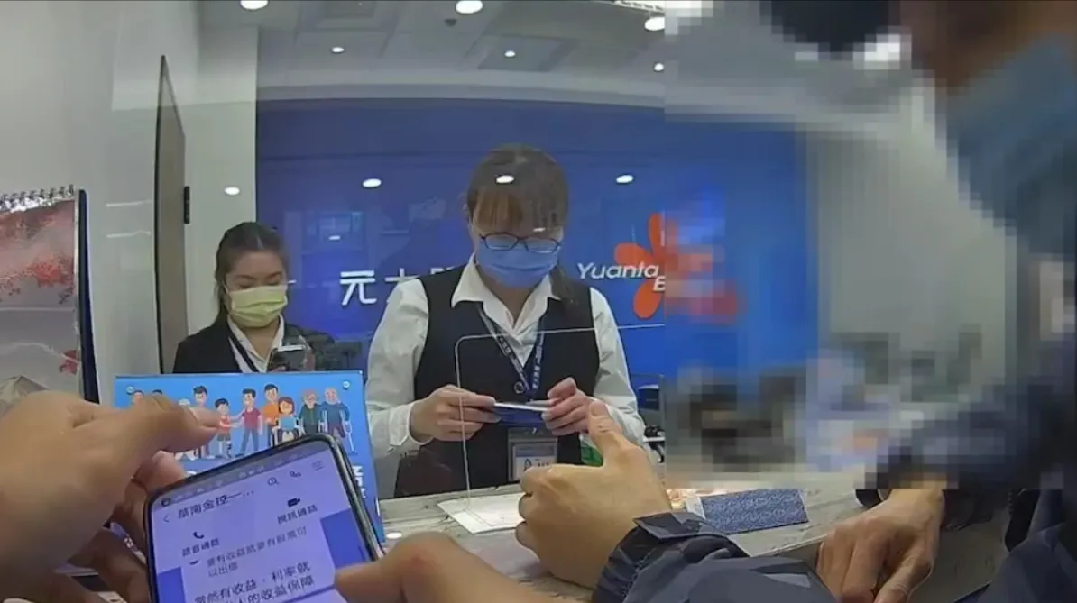 警方當場與詐騙集團通話。翻攝畫面