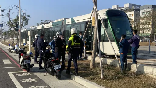 無視輕軌警示燈、司機鳴笛聲 這下賠慘了!高雄歐吉桑還是直直撞上去