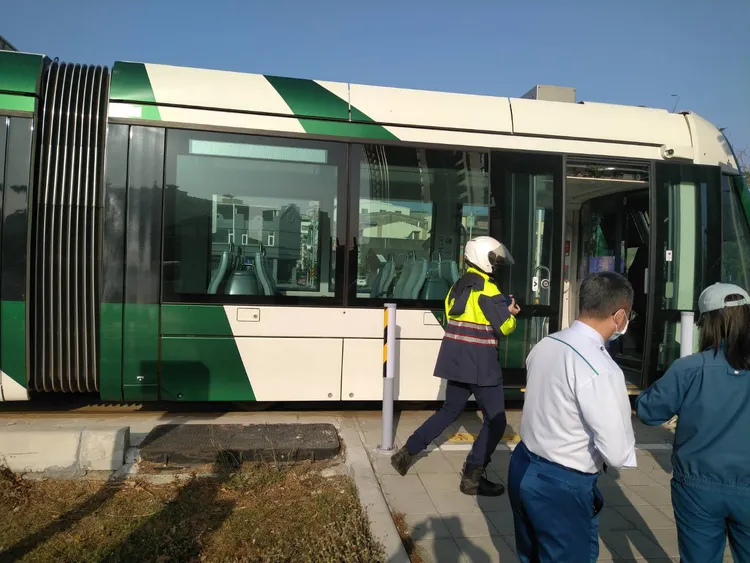 一名羅姓單車騎士今早行經鼓山區美術館路段，與輕軌列車發生擦撞事故。讀者提供