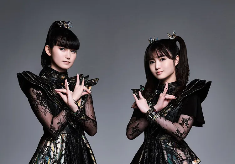BABYMETAL以狐狸神為中心，中元鈴香、菊地最愛比出招牌狐狸手勢。翻攝BABYMETAL推特