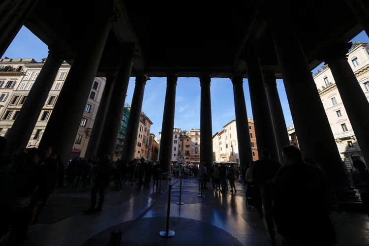 遊客16日排隊參觀萬神殿。美聯社