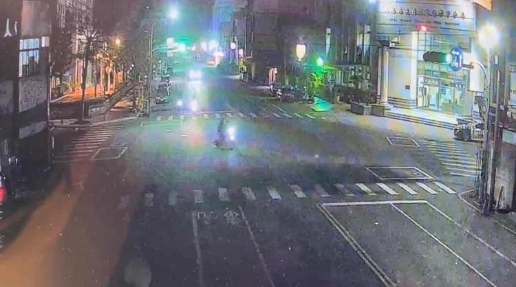 其中一輛突然在路口迴轉，對著分局值班台叫囂。讀者提供