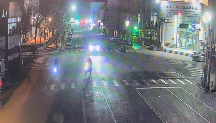 年輕人一而再再而三鳴笛挑釁，令警方忍無可忍。讀者提供