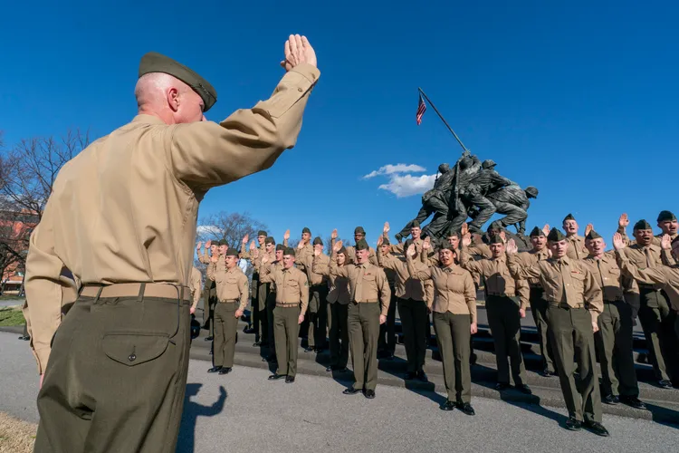 美國海軍陸戰隊在第二次世界大戰硫磺島戰役紀念碑前誓師。美聯社