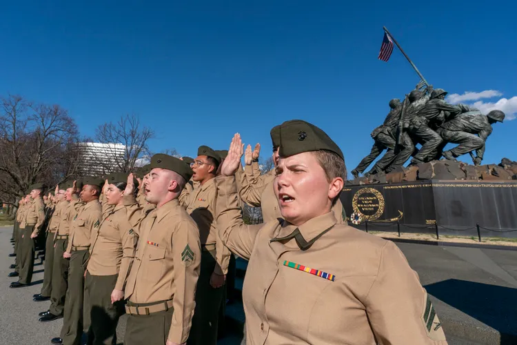 第二次世界大戰的硫磺島戰役，美軍陣亡6821人才攻下硫磺島。圖為美國海軍陸戰隊在紀念碑前留影。美聯社