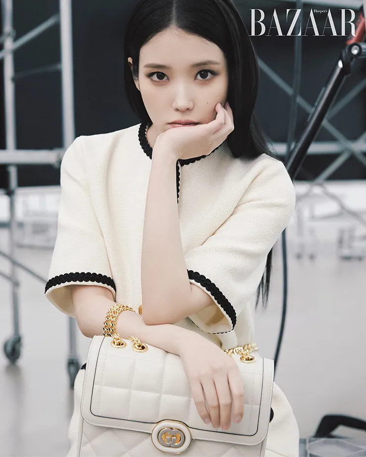 韓國「國民歌后」IU早先在拍攝時尚雜誌《Harper’s BAZAAR》韓國版封面時，同樣演繹了Gucci Deco新包。翻攝harpersbazaarkorea IG