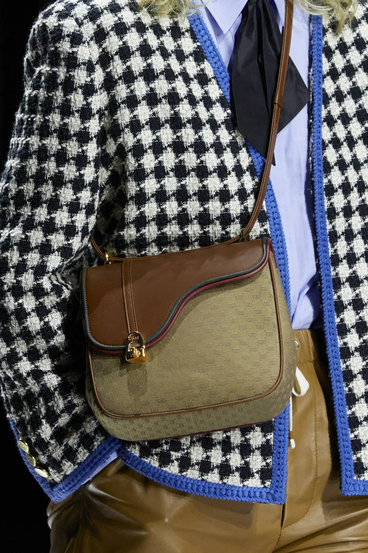 Esquestrian包款流暢的包蓋線條及點綴於弧形翻蓋處的馬鐙造型金屬扣，皆道出了GUCCI與馬術運動間的深厚淵源。品牌提供