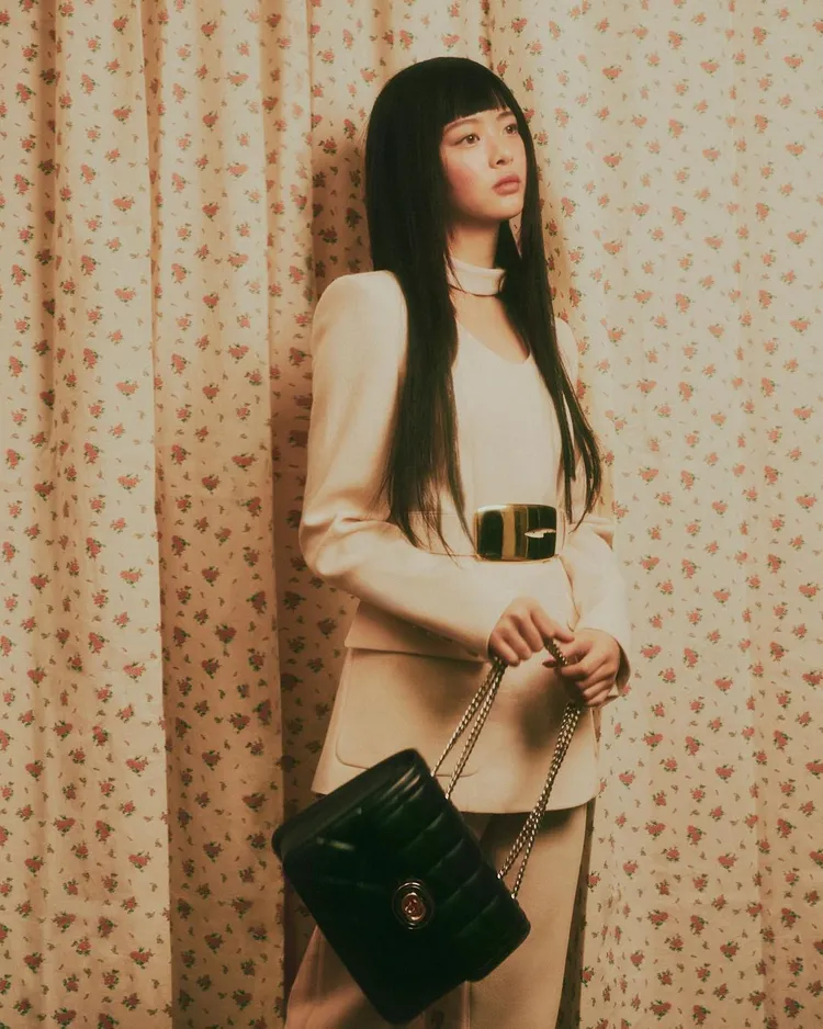 Hanni在大片中，也搶先背上品牌春夏主打的Gucci Deco包款。翻攝gucci IG