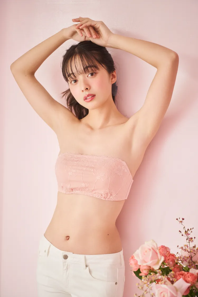 平口不走光蕾絲軟鋼圈肩帶可拆內衣990元。品牌提供