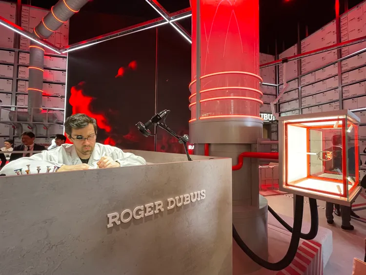 羅杰杜彼貼合「hyperhorology」主題所打造出的展場空間，十分具有未來感。品牌提供