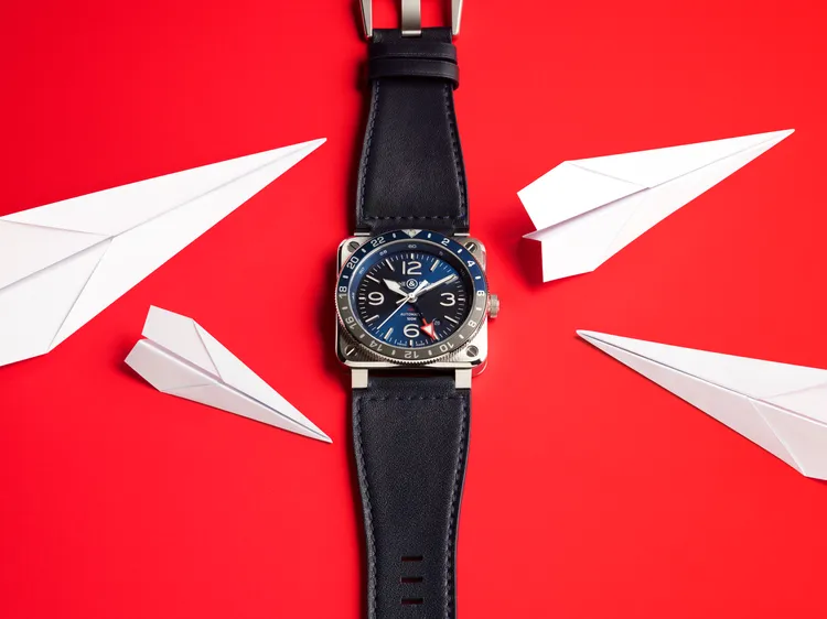 Bell & Ross BR 03-93 GMT Blue兩地時間腕錶，13萬9000元。品牌提供