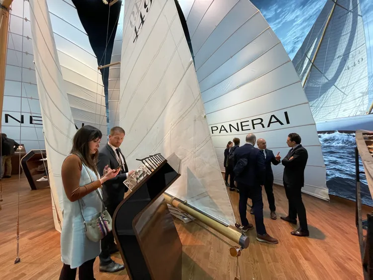 沛納海在今年的「Watches & Wonders」展場空間中，揚起了傳奇Eilean號的船帆，重新標明了品牌與海洋之間的不解之緣。陳張眾攝