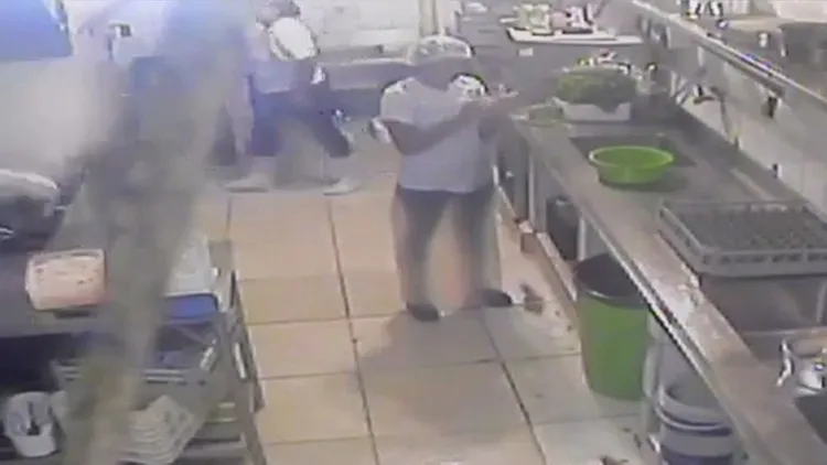 畫面左側正在加熱的高壓鍋發生異狀爆炸，眾人都沒有察覺。翻攝自推特