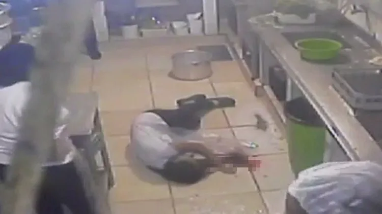 阿爾明達被高壓鍋砸中，頭部鮮血直流，當場死亡。翻攝自推特