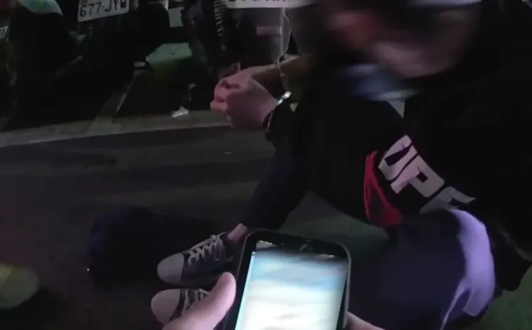 警方到場壓制簡姓男子。翻攝畫面