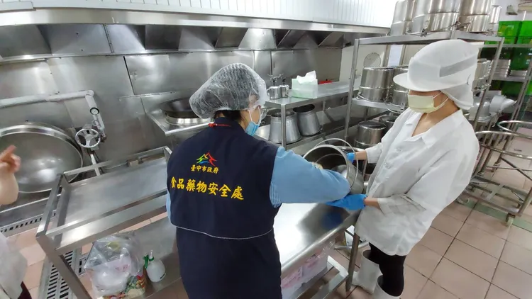 台中市食安處今天派人到大智國小進行相關採驗作業。市府提供