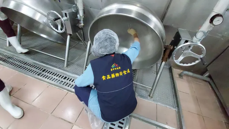 台中市食安處人員檢查學校廚房。市府提供