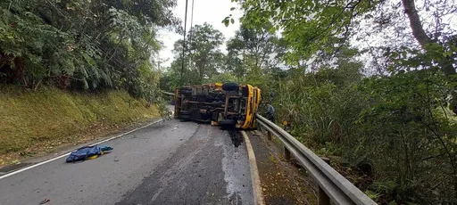 貨車坪林下坡車速過快翻覆　電桿攔腰遭撞斷！副駕駛一度受困