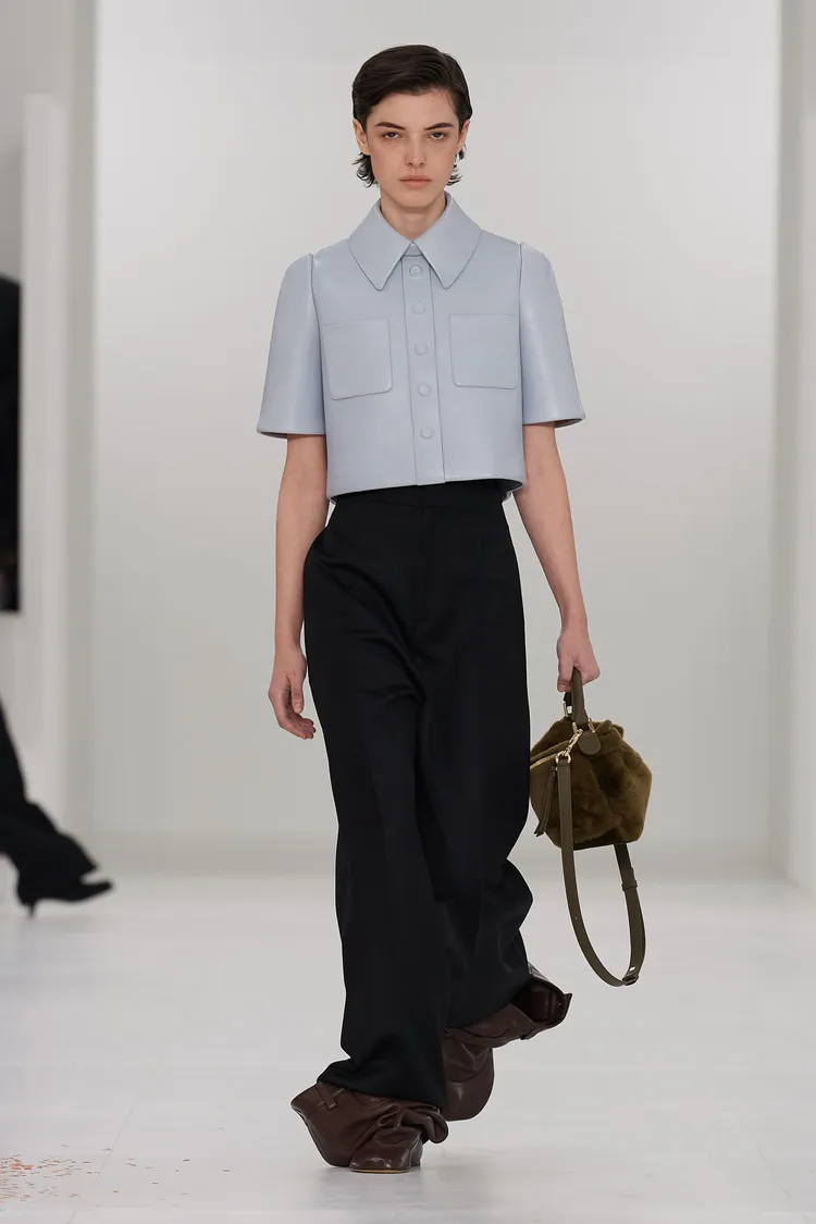 LOEWE 2023秋冬女裝系列。品牌提供