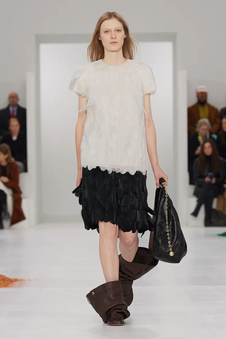 本季選用皮革、公爵絲綢、絲緞、絲絨、羊絨針織、羽毛及水晶等材質為服裝創造流暢、垂直、垂墜和曲線美感。品牌提供