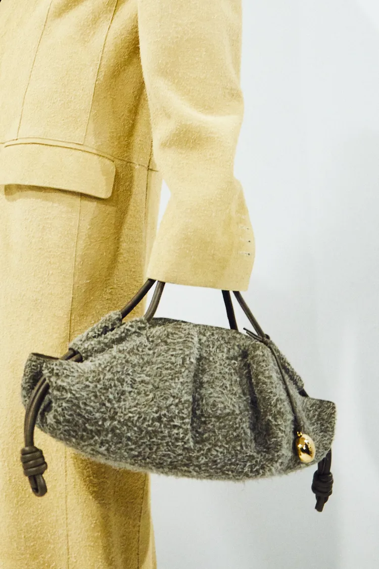 Paseo手袋採用磨砂麂皮和羊毛皮製成。品牌提供