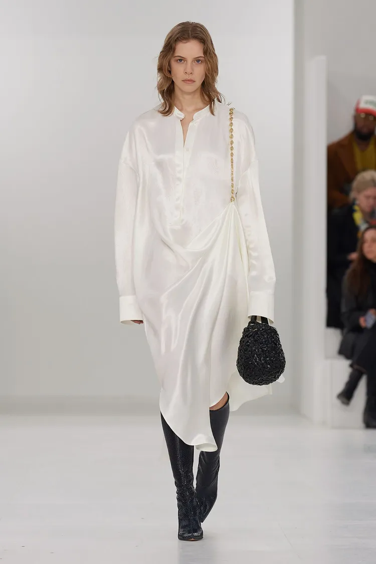 LOEWE 2023秋冬女裝系列。品牌提供