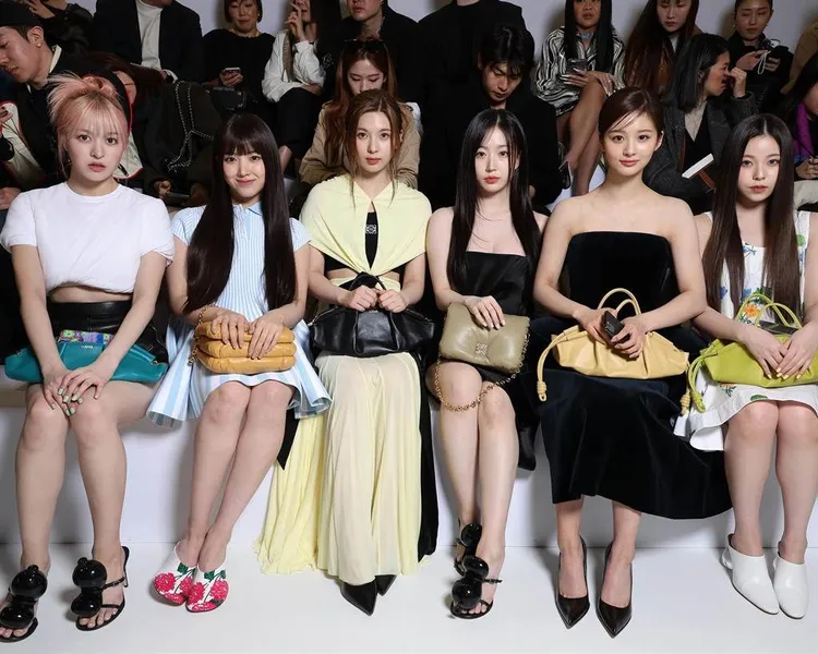 韓團NMIXX在去年底成為LOEWE品牌大使，6個平均年齡18歲的女孩現身秀場，將品牌春夏系列各種風格的衣款和包款、鞋履搭配出不同女孩樣貌，讓粉絲看得直呼「好可愛」。品牌提供