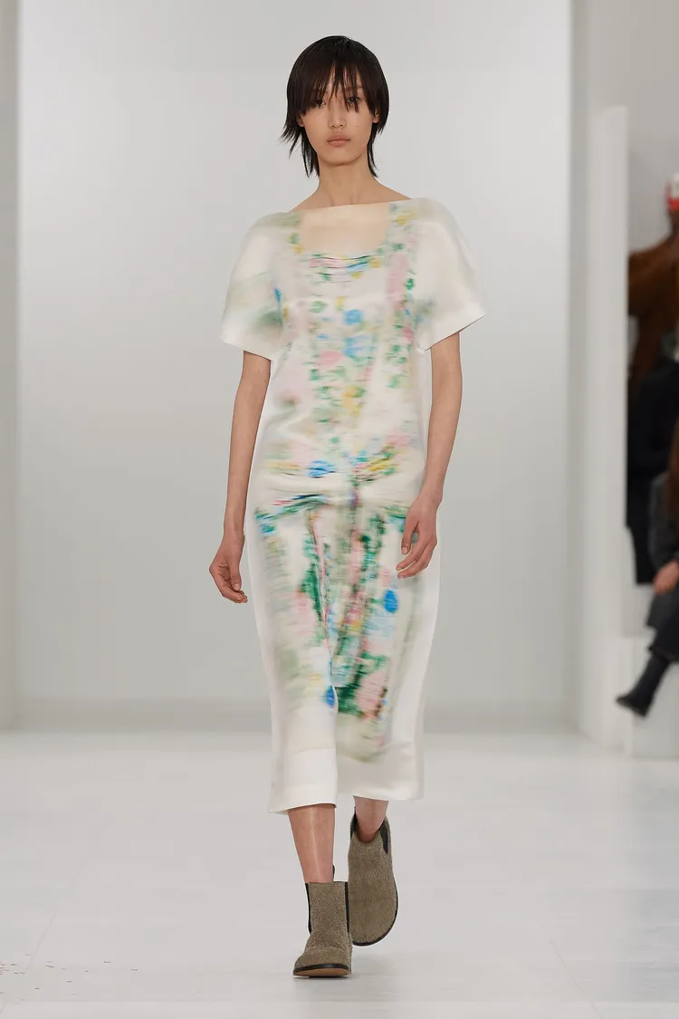 LOEWE 2023秋冬女裝系列以回歸初始、化繁為簡的意念呈現。品牌提供