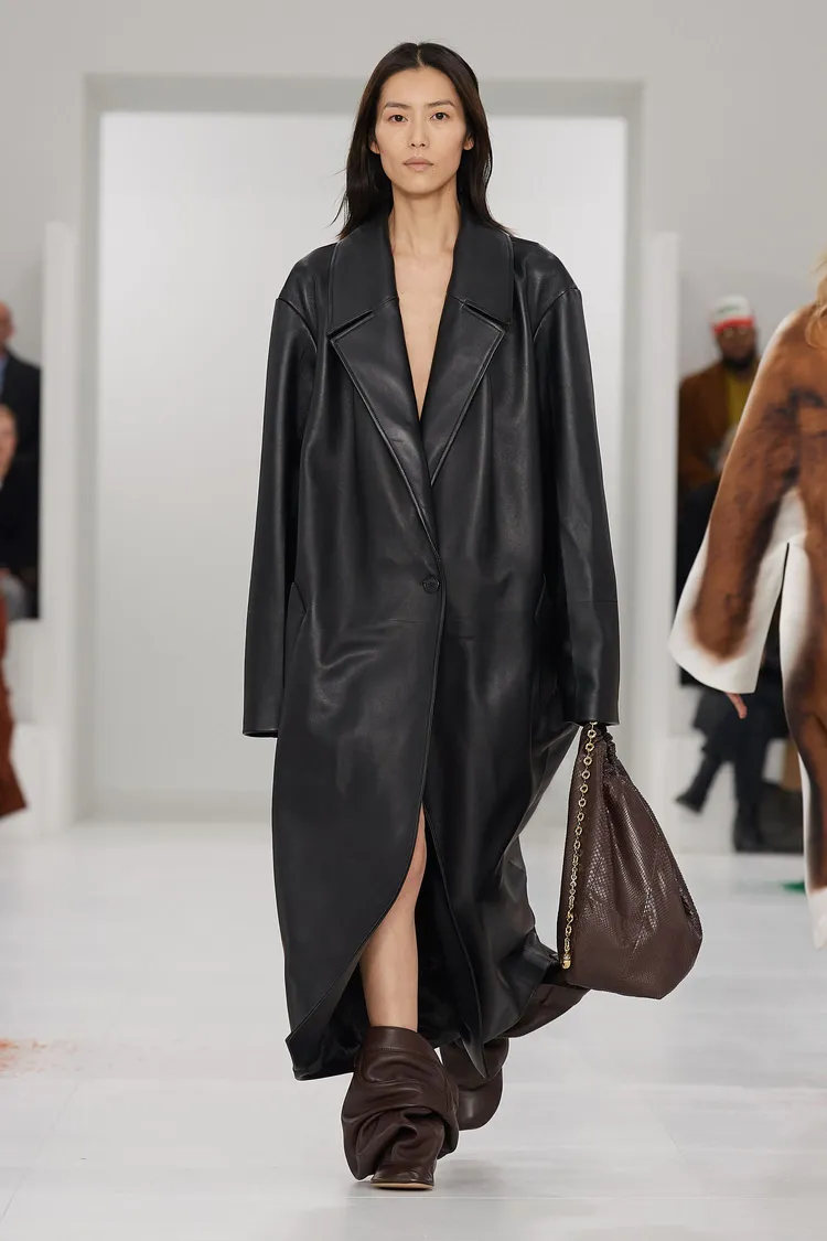 LOEWE 2023秋冬女裝系列。品牌提供