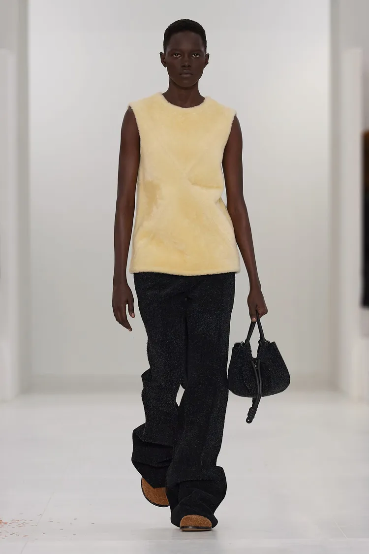 LOEWE 2023秋冬女裝系列。品牌提供