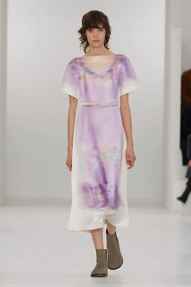 創意總監Jonathan Anderson喜愛玩弄視覺的手法，以模糊曖昧的影像圖案和色彩渲染淡化，讓平面圖像在著裝行進間流動出韻律變化，動態間又似壓縮了身體形狀，別有玩味。品牌提供