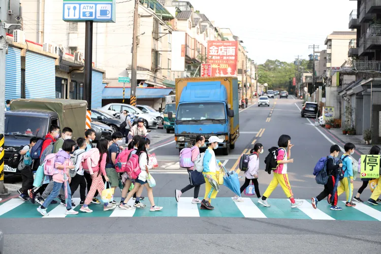 基隆市府在信義區深美國小前增設綠色斑馬線。鄭孟晃攝