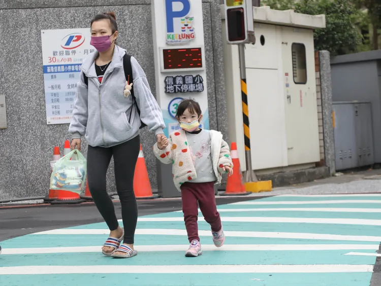 綠色斑馬線無論是視覺或材質，都可清楚標示禮讓用路人，協助行人友善通行。鄭孟晃攝