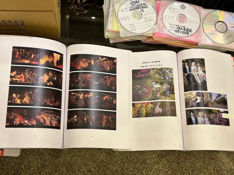 北市警局所提供的蒐證影像中，出現與案情無關的花草照片（右方），與正常案情照片（左方）風格迥異。潘袁詩羽攝