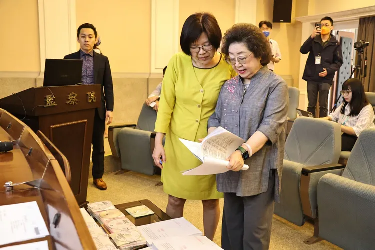 監察委員施錦芳（左）與范巽綠（右）現場翻閱案情資料。施昂強攝
