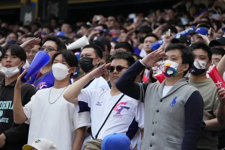 張育成10日在經典賽對戰義大利隊有好表現，全場觀眾「敬禮」回敬。 悍創提供