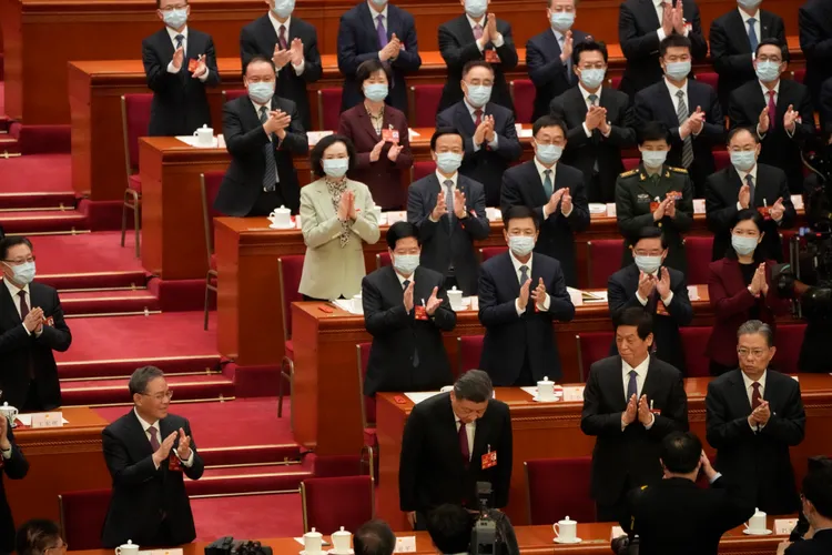 全體起立鼓掌祝賀，習近平鞠躬回應。美聯社