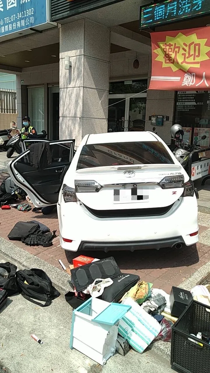 通緝犯衝撞警車，卻撞擊路邊車輛及房屋樑柱。翻攝畫面