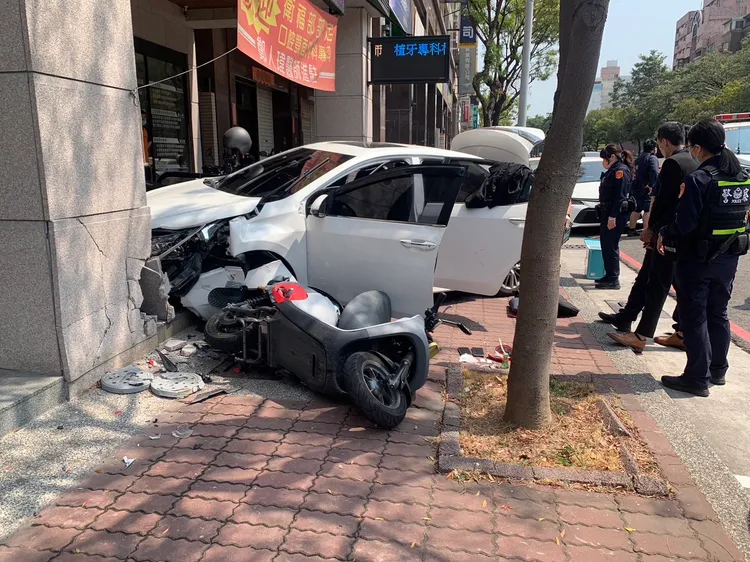 通緝犯衝撞警車，卻撞擊路邊車輛及房屋樑柱。翻攝畫面