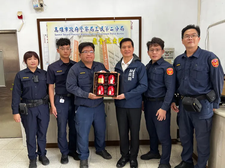 警察局長林炎田慰問同仁，並頒發破案茶。翻攝畫面