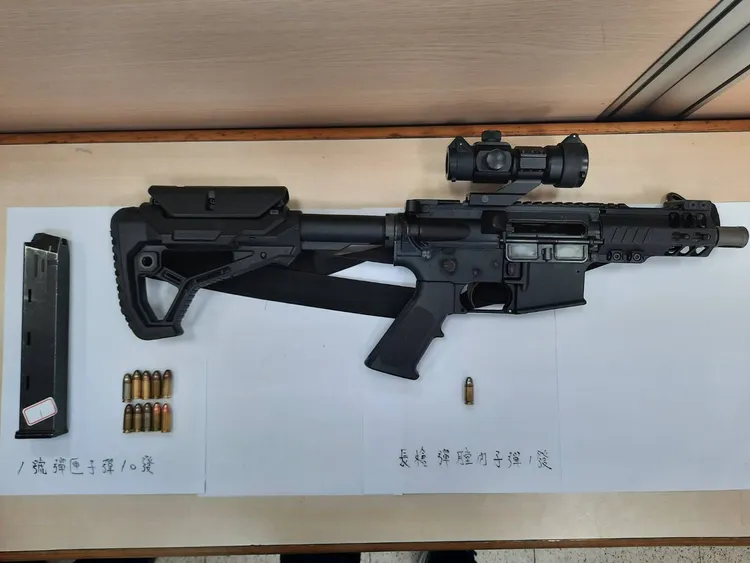 通緝犯車內查獲衝鋒槍1支、彈匣2個。翻攝畫面