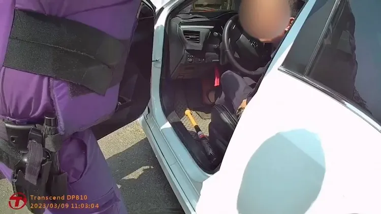 通緝犯昏睡車上，警方拍窗關懷。翻攝畫面