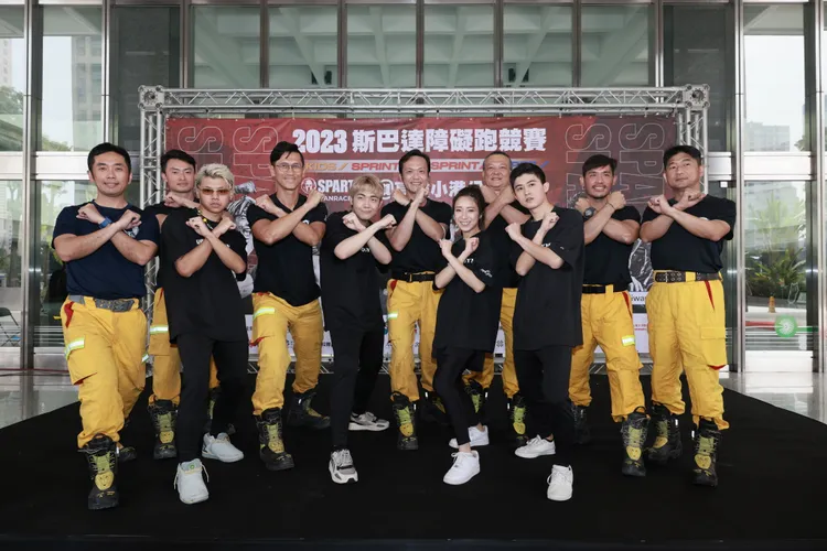 B.T.O.D、梁舒涵與高雄市消防局特搜中隊合照。寬寬整合行銷提供