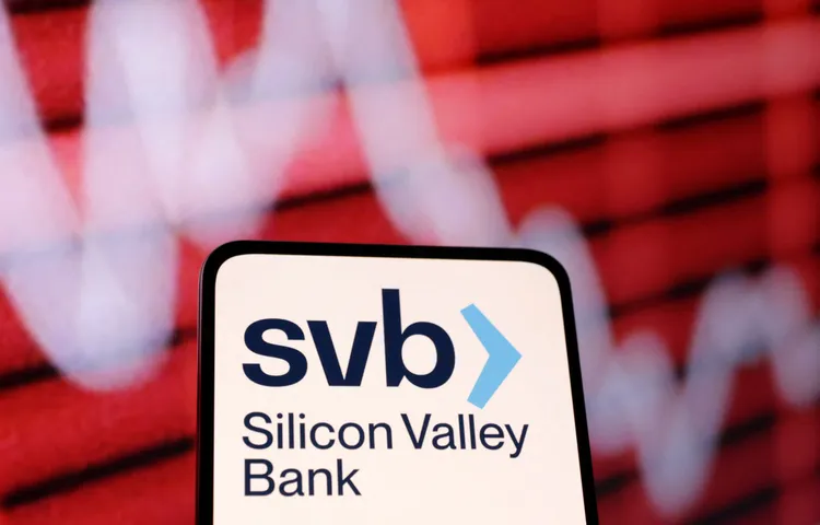 矽谷銀行（SVB）因出售債券組合而大虧18億美元，被迫籌措新資金以符合存款準備金的現金要求。路透社