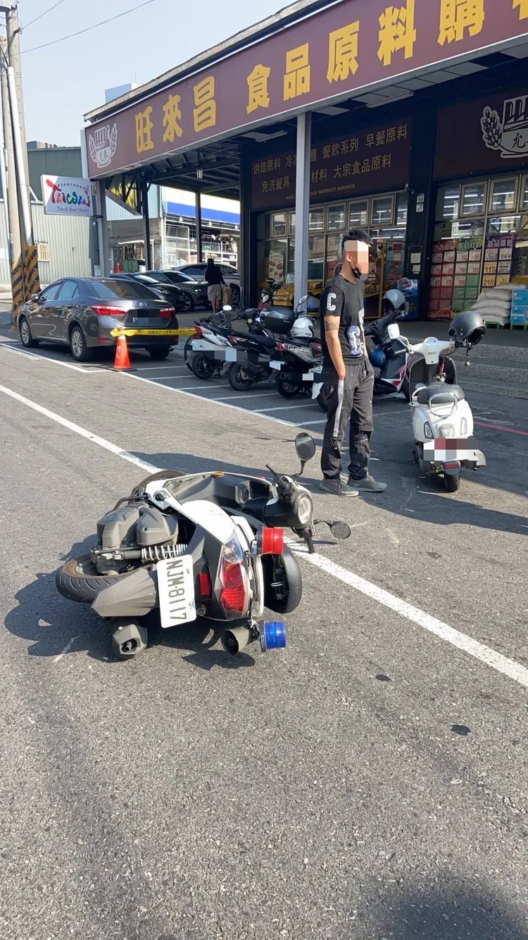 王姓少年無照駕駛，遇警方攔停不理，最後與警車對撞。讀者提供