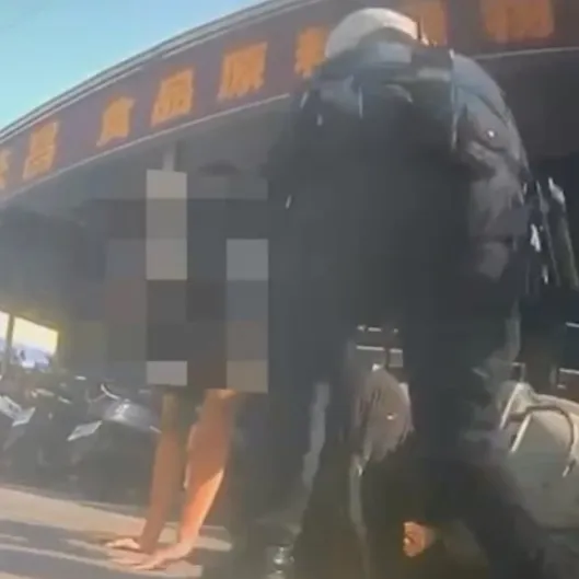 王姓少年機車與警方對撞後，警方趨前壓制少年。讀者提供